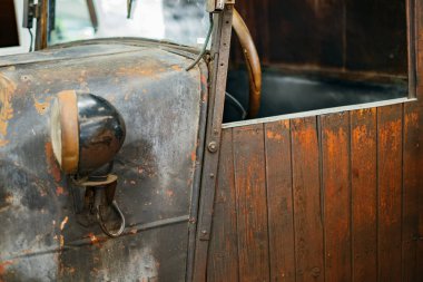 Eski eski model araba yan kahverengi eski ahşap kapı