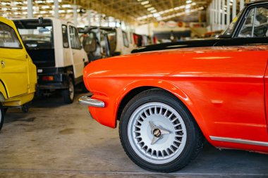 Kırmızı eski model araba yan görünüm