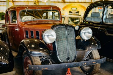 Garajda eski eski model araba