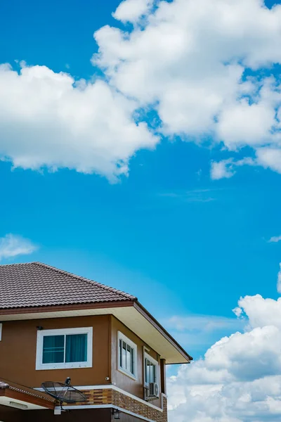 Braunes Haus mit klarem blauen Himmel — Stockfoto