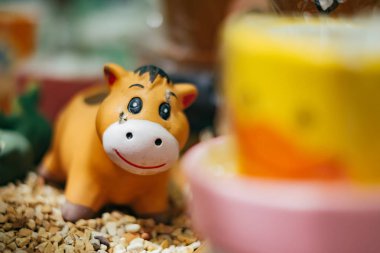 Mutlu turuncu inek clay doll çakıl üzerinde