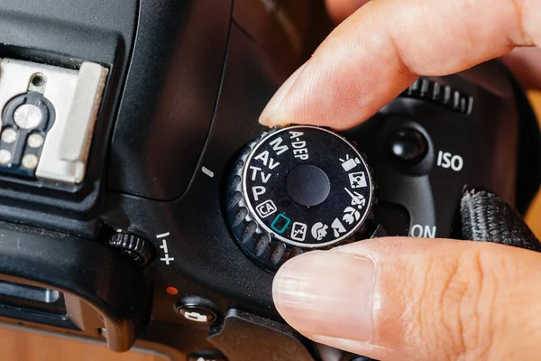 Modo de marcación por TV en la cámara dslr con los dedos en el dial —  Fotos de Stock