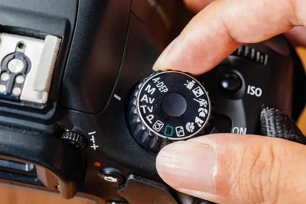 AV-modus op dslr camera met vingers op de wijzerplaat kiezen — Stockfoto