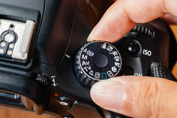 Modalità di selezione manuale sulla fotocamera dslr con le dita sul quadrante — Foto Stock