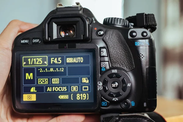 Câmera DSLR em mãos humanas — Fotografia de Stock