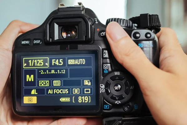 İnsan eli DSLR kamera