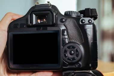 İnsan eli DSLR kamera