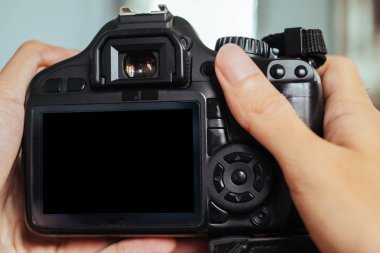 İnsan eli DSLR kamera