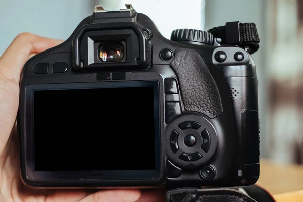 İnsan eli DSLR kamera