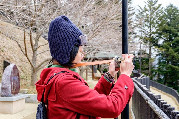 Japonya Garden'da fotoğrafta kadınlar kırmızı ceket