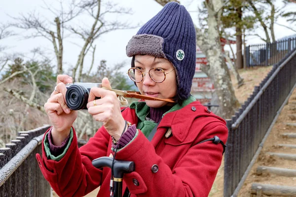 Japonya Garden'da fotoğrafta kadınlar kırmızı ceket