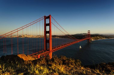 Golden Gate Köprüsü üzerinden günbatımı