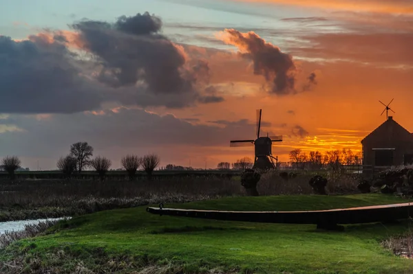 Uitwijkse Molen ao pôr do sol — Fotografia de Stock