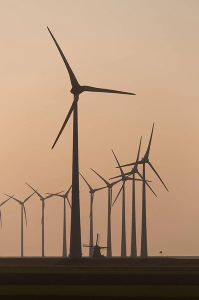 Старое и новое в технологии ветряных турбин — стоковое фото