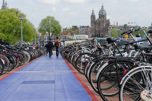Jízdní kola v blízkosti hlavního nádraží v Amsterdamu — Stock fotografie