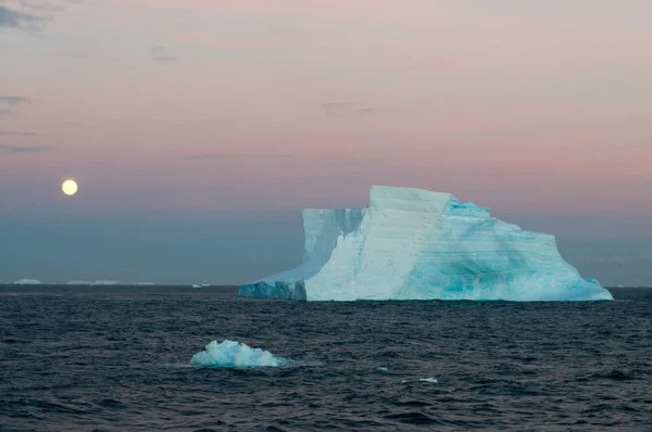 Antartic Moonrise över Weddellhavet — Stockfoto