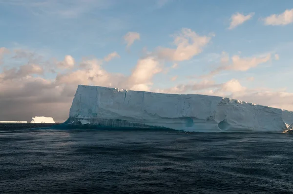 Айсберги в вечернем свете — стоковое фото