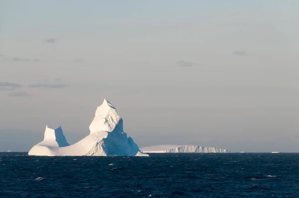 Icebergs en la luz de la noche —  Fotos de Stock