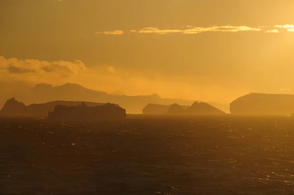 Icebergs na luz da noite — Fotografia de Stock