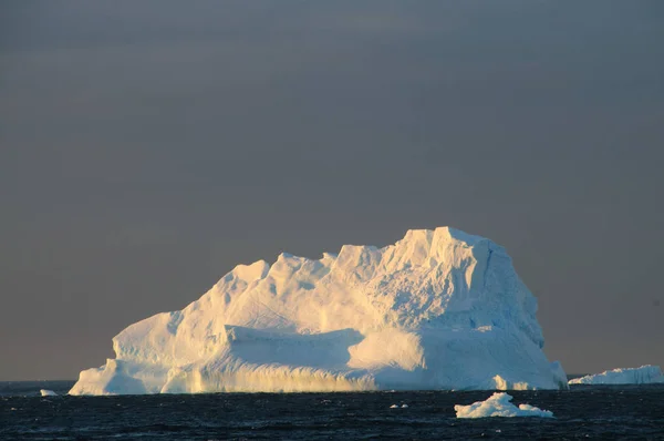Icebergs en la luz de la noche — Foto de Stock