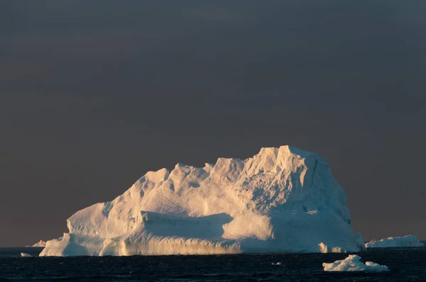 冰山在傍晚的光线 — 图库照片
