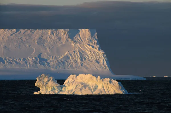 Icebergs na luz da noite — Fotografia de Stock