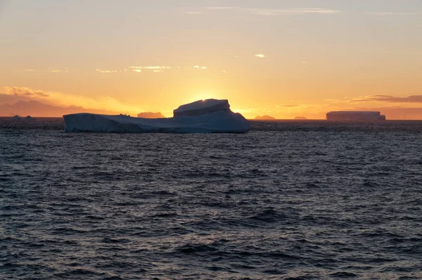 Icebergs en la luz de la noche —  Fotos de Stock