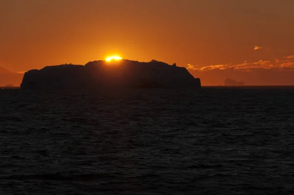 Icebergs na luz da noite — Fotografia de Stock