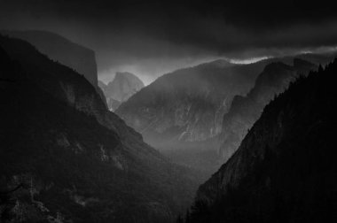 Tünel görünümü kar bulutlar Yosemite Vadisi üzerinde