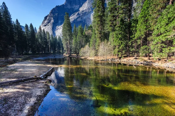 Yosemite Vadisi 'ndeki Merced Nehri — Stok fotoğraf