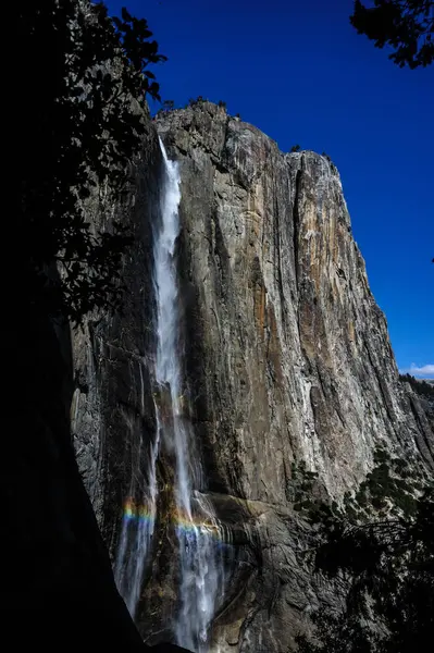 Arc-en-ciel à travers Upper Yosemite Falls — Photo