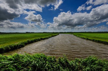Bir fırtına sırasında Hollanda kanal