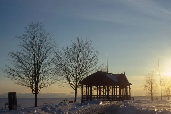 Арбор возле замёрзшего озера Онтарио — стоковое фото