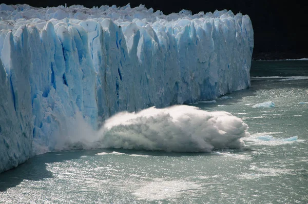 Calving lodu na lodowiec Perito moreno — Zdjęcie stockowe