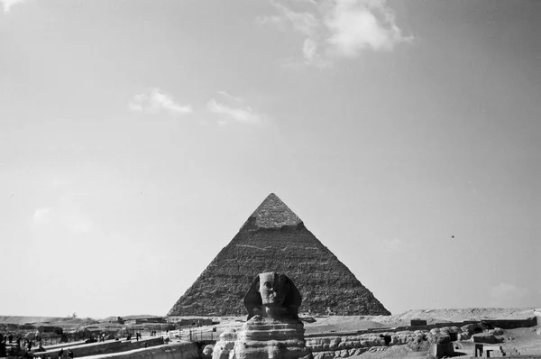 Sfinx ve büyük Giza Piramidi. — Stok fotoğraf