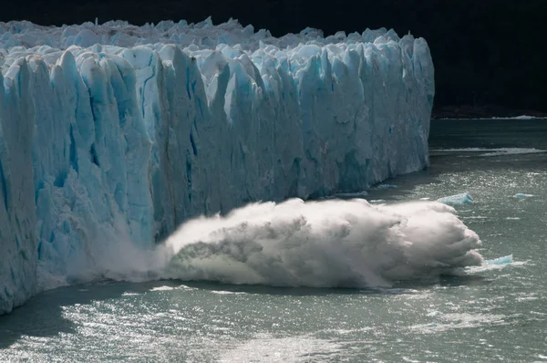 Ghiaccio Calving al ghiacciaio Perito moreno — Foto Stock