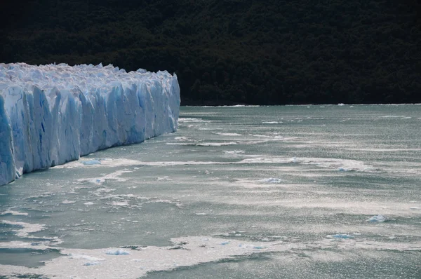 Ice kalvning på glaciären Perito Moreno — Stockfoto