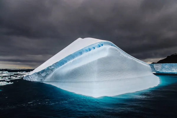 Iceberg flottant près de l'Antarctique — Photo