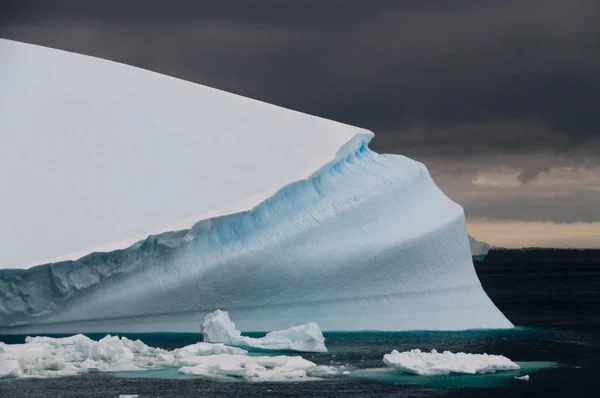 떠 있는 빙산 남극 근처 — 스톡 사진