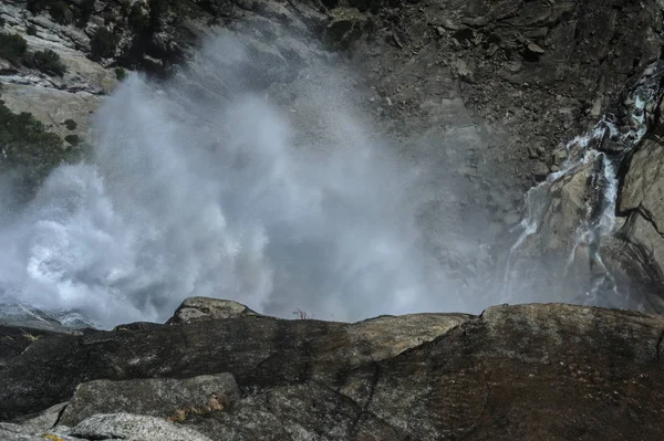 Водоспади Йосеміті верхній: Прямо зверху — стокове фото