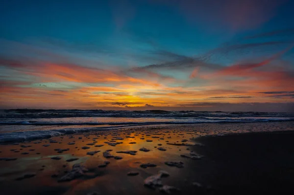 Восход солнца на пляже Какао — стоковое фото
