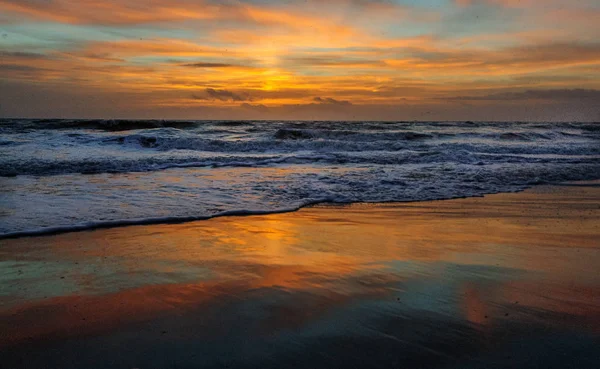 Salida del sol sobre la playa del cacao — Foto de Stock