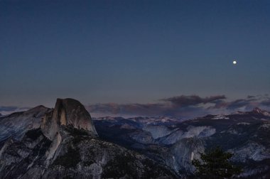 Ayın yükselişine Yosemite Vadisi üzerinde