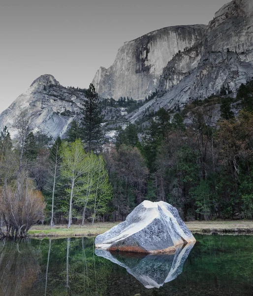 Temprano en la mañana en Mirror Lake, Parque Nacional Yosemite — Foto de Stock