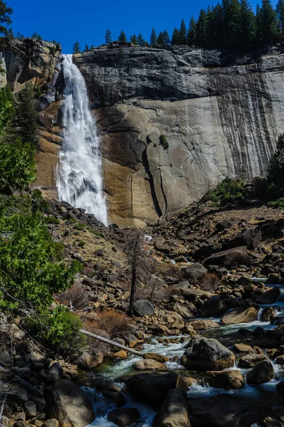 Nevada spadá v Yosemitském národním parku — Stock fotografie