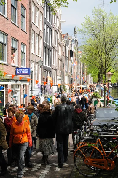 Queensday feiern in amsterdam — Stockfoto