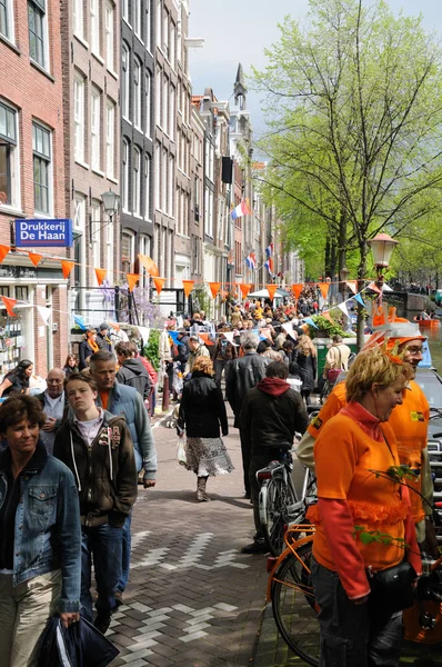 Queensday feiern in amsterdam — Stockfoto