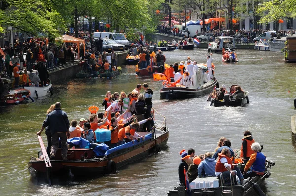 Queensday feiern in amsterdam — Stockfoto