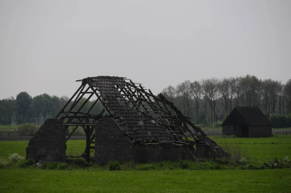Casa de fazenda holandesa arruinada — Fotografia de Stock
