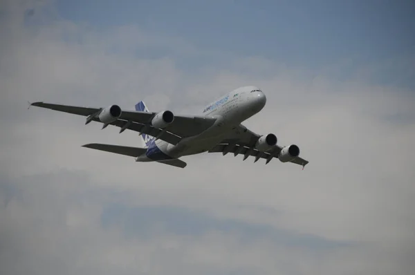 Ila 베를린에서에 어 버스 A380 데모 비행 — 스톡 사진